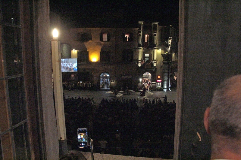 Gloria 2017 - La Macchina di Santa Rosa a piazza del Plebiscito. Dalla finestra di Palazzo dei priori