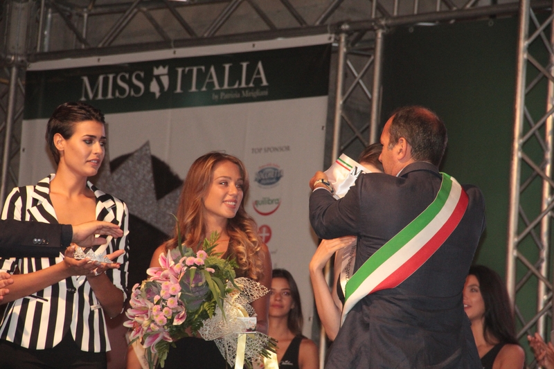 Miss Italia Lazio -  Marika riceve la fascia dal sindaco