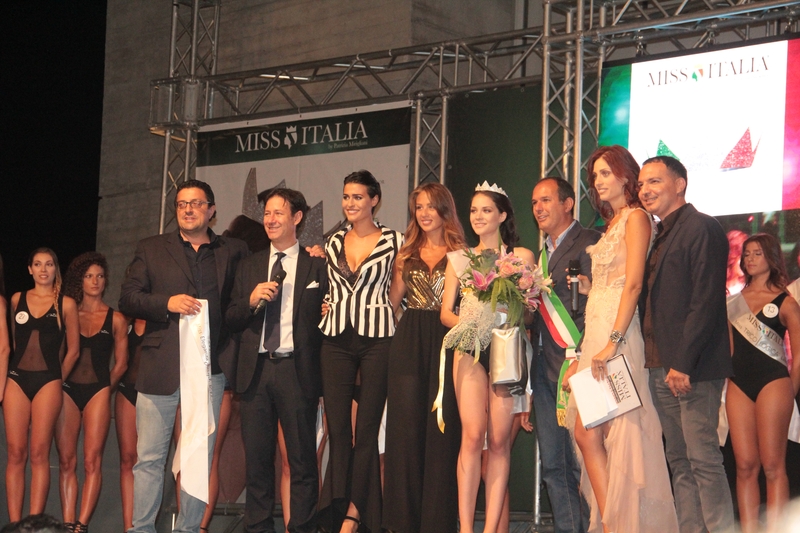 Miss Italia Lazio -  Marika Palomba in posa con la giuria
