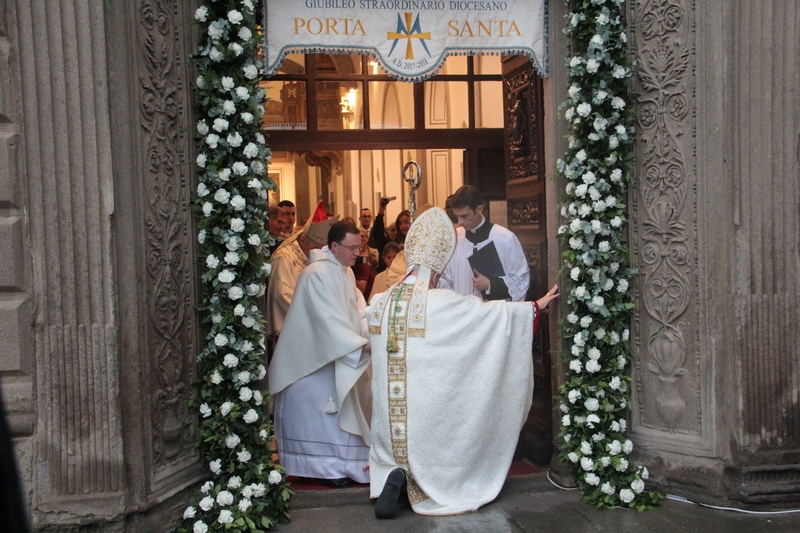Seicento anni di devozione per la Madonna della Quercia - L'apertura della porta santa