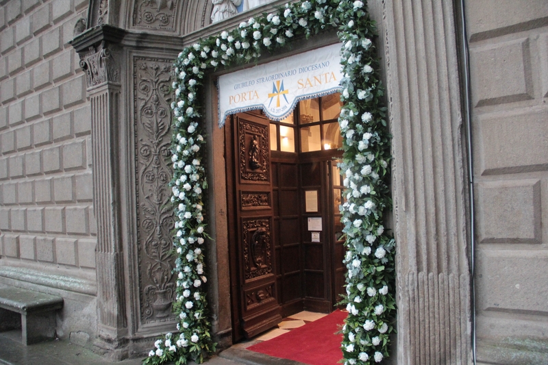 Seicento anni di devozione per la Madonna della Quercia - L'apertura della porta santa