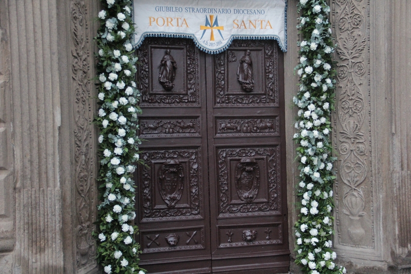 Seicento anni di devozione per la Madonna della Quercia - L'apertura della porta santa