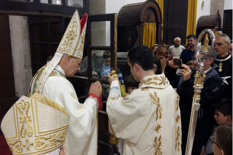 Seicento anni di devozione per la Madonna della Quercia - L'apertura della porta santa