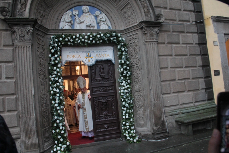 Seicento anni di devozione per la Madonna della Quercia - L'apertura della porta santa