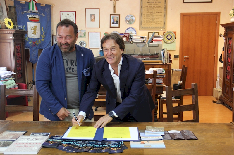 I sindaci Bellumori e Bigiotti nella sala consiliare di Capalbio