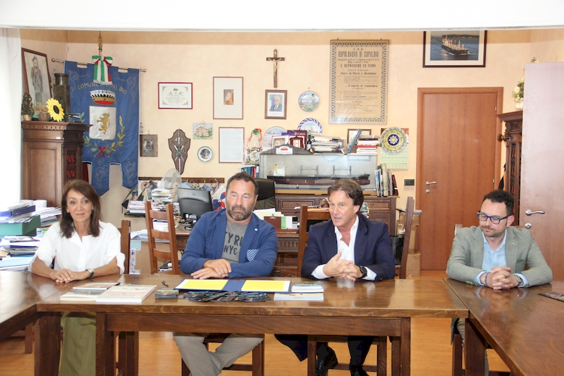 I sindaci Bellumori e Bigiotti nella sala consiliare di Capalbio