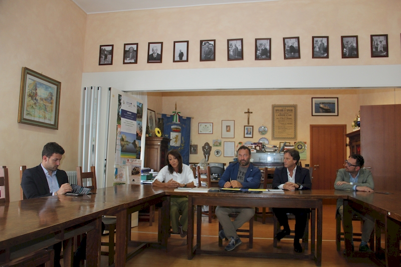 I sindaci Bellumori e Bigiotti nella sala consiliare di Capalbio