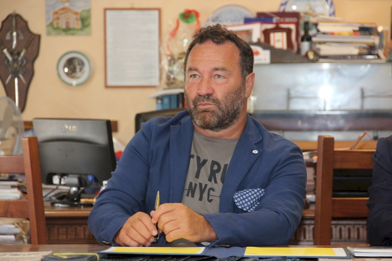 I sindaci Bellumori e Bigiotti nella sala consiliare di Capalbio