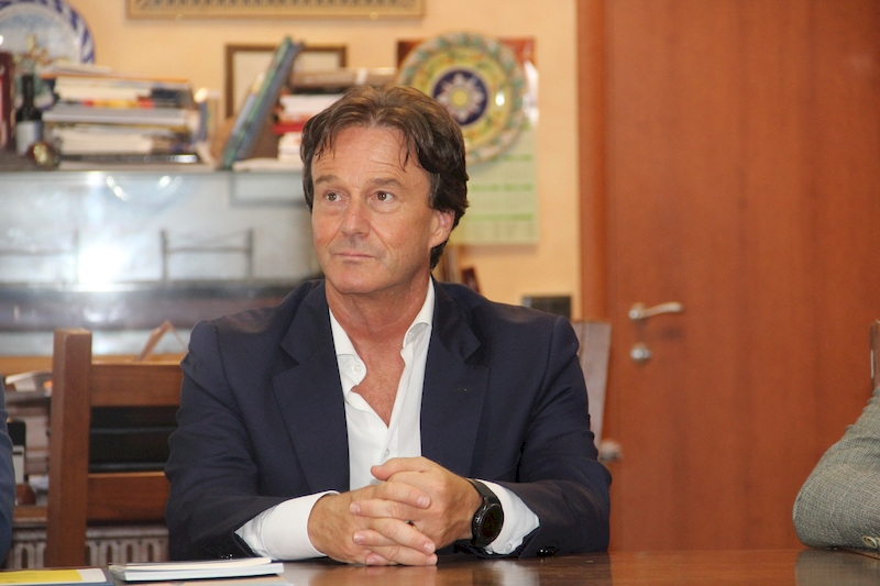 I sindaci Bellumori e Bigiotti nella sala consiliare di Capalbio
