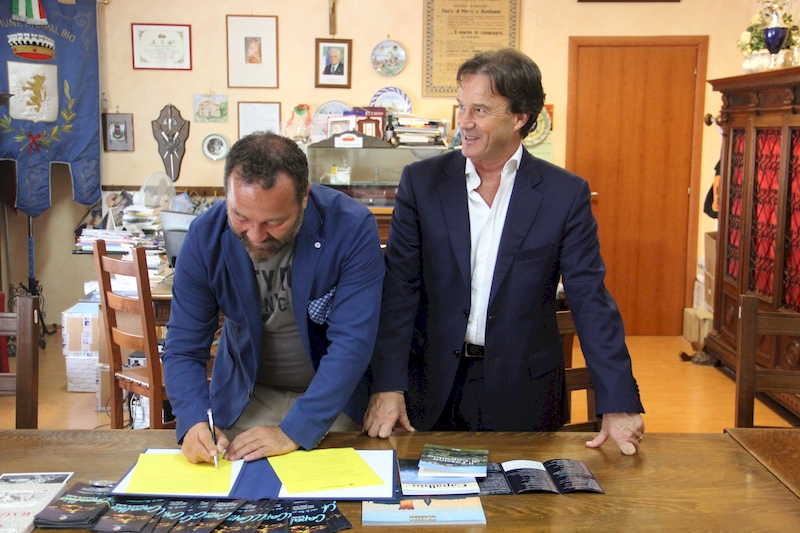 I sindaci Bellumori e Bigiotti nella sala consiliare di Capalbio