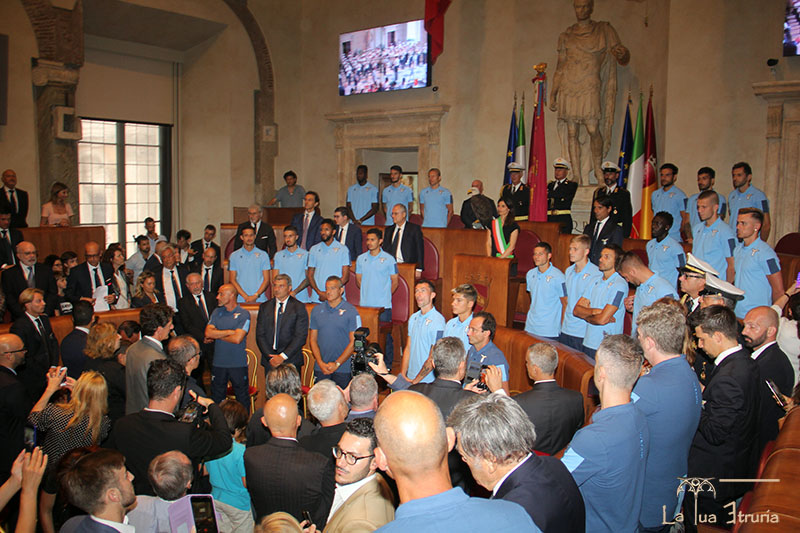 La SS. Lazio Premiata al Campidoglio - In piedi per l'inno