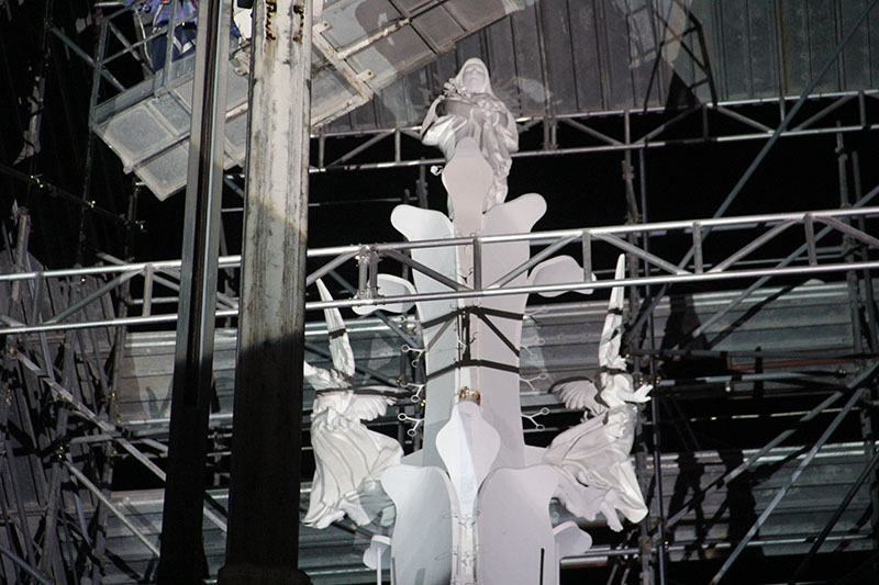 Montaggio Gloria - La statua raggiunge la cima