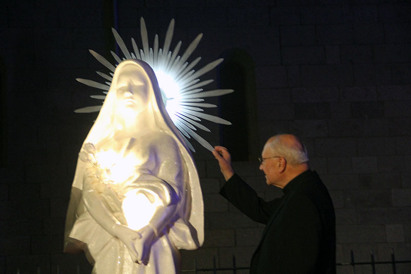 Montaggio Gloria - La statua raggiunge la cima
