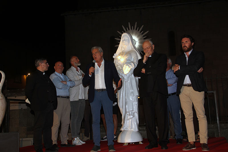 Montaggio Gloria - La statua raggiunge la cima