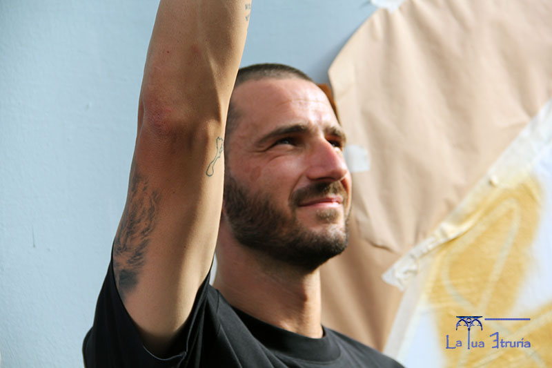 Leonardo Bonucci ammira e frrma il murales dedicato