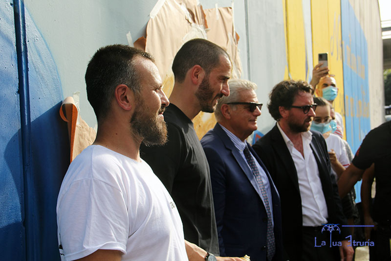 Leonardo Bonucci ammira e frrma il murales dedicato