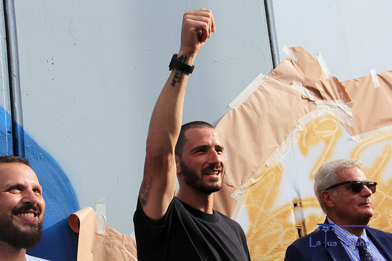 Leonardo Bonucci ammira e frrma il murales dedicato