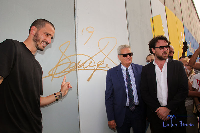 Leonardo Bonucci ammira e frrma il murales dedicato
