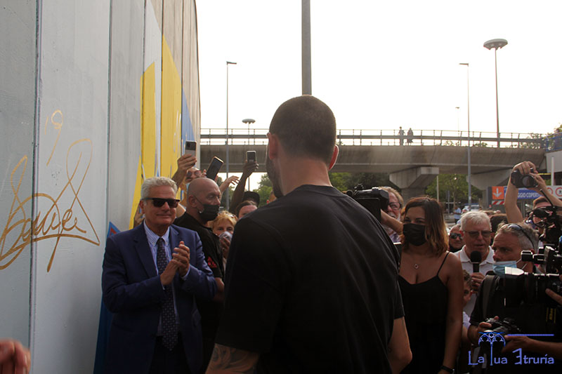 Leonardo Bonucci ammira e frrma il murales dedicato