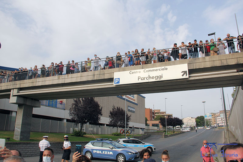 Leonardo Bonucci ammira e frrma il murales dedicato