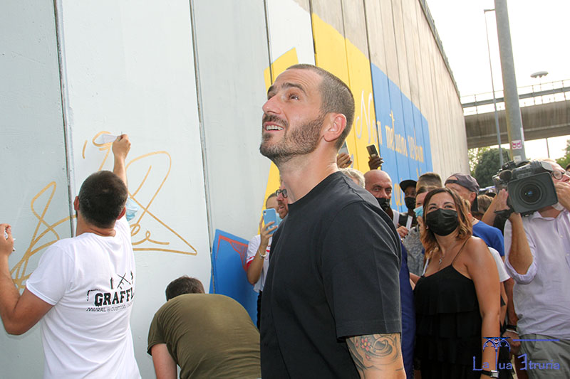 Leonardo Bonucci ammira e frrma il murales dedicato