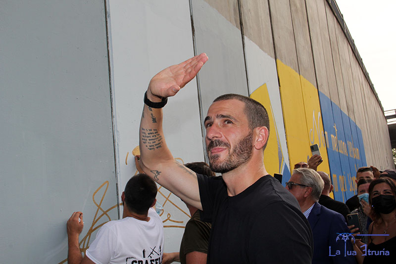 Leonardo Bonucci ammira e frrma il murales dedicato