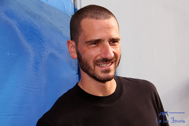 Leonardo Bonucci ammira e frrma il murales dedicato