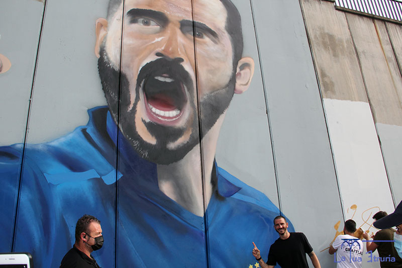 Leonardo Bonucci ammira e frrma il murales dedicato