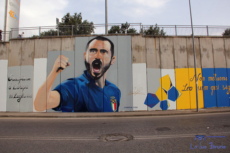 Leonardo Bonucci ammira e frrma il murales dedicato