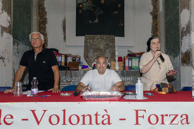 Facchini e aspiranti alle prove per portare la Macchina di Santa rosa