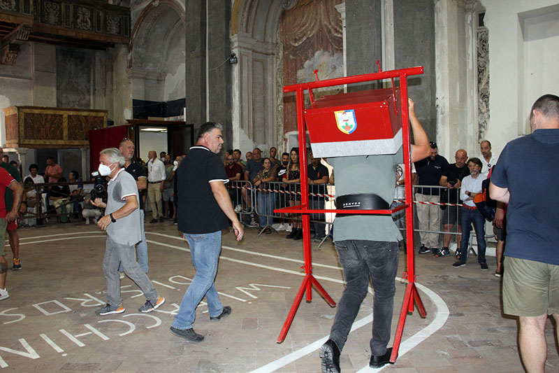 Facchini e aspiranti alle prove per portare la Macchina di Santa rosa