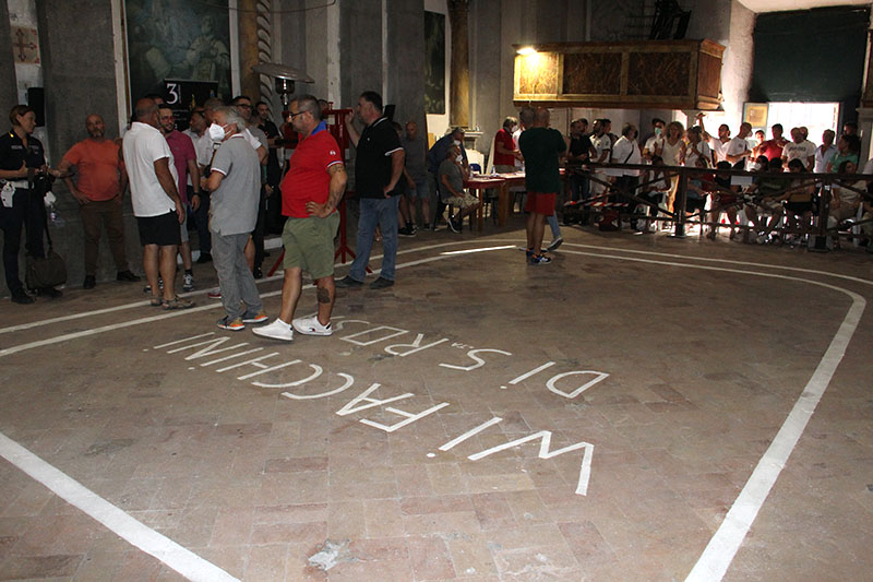Facchini e aspiranti alle prove per portare la Macchina di Santa rosa