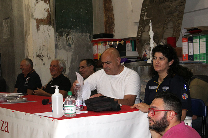 Facchini e aspiranti alle prove per portare la Macchina di Santa rosa