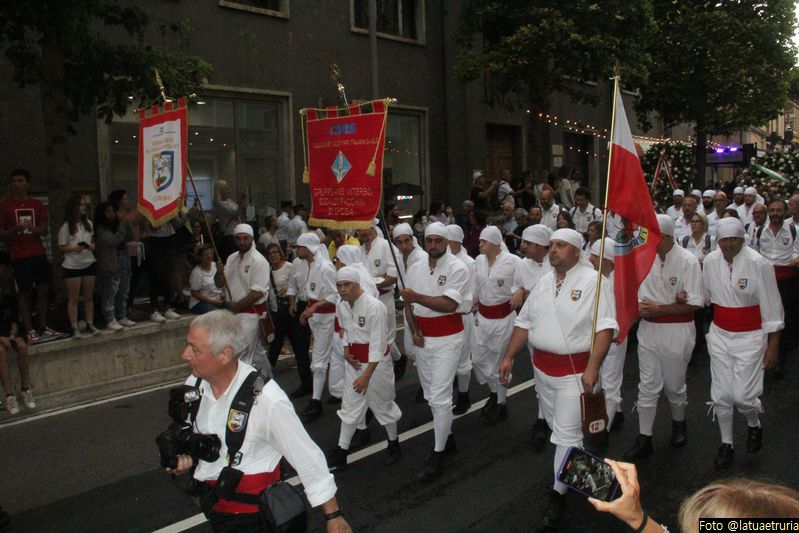 I Cavalileri di Rosa si caricano verso la Mossa