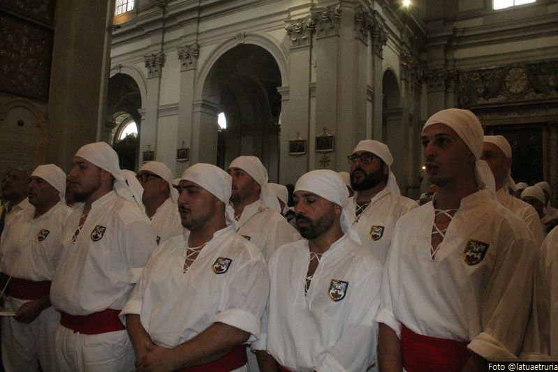 I Cavalileri di Rosa si caricano verso la Mossa