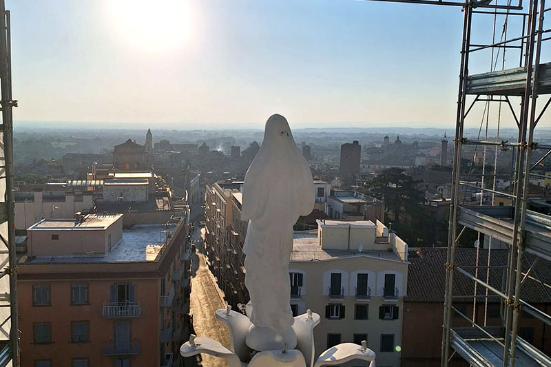 La statua della santa raggiunge la cima della Macchina
