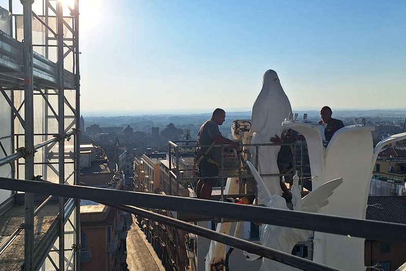 La statua della santa raggiunge la cima della Macchina
