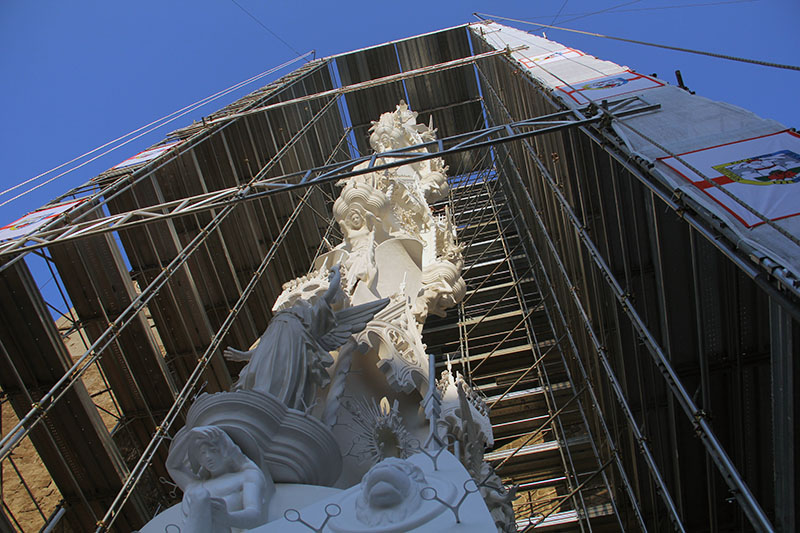 La statua della santa raggiunge la cima della Macchina