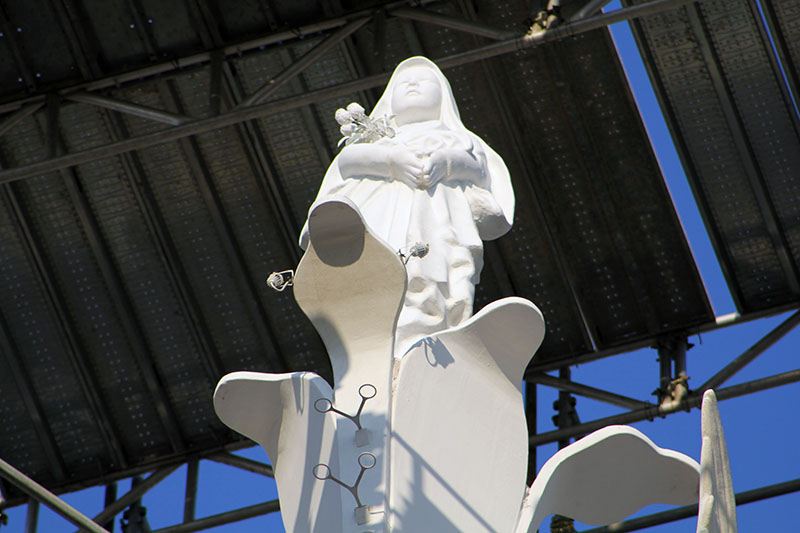 La statua della santa raggiunge la cima della Macchina