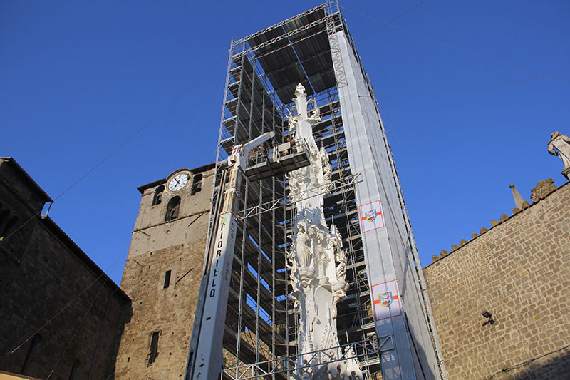 La statua della santa raggiunge la cima della Macchina