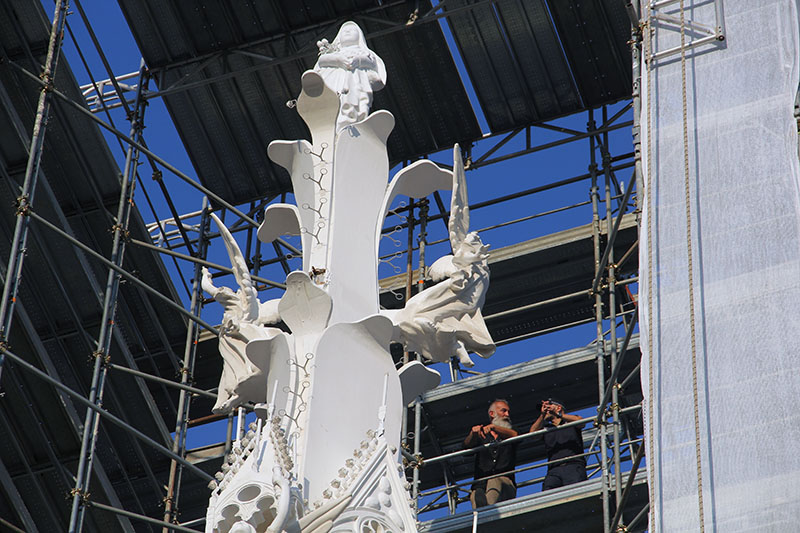 La statua della santa raggiunge la cima della Macchina