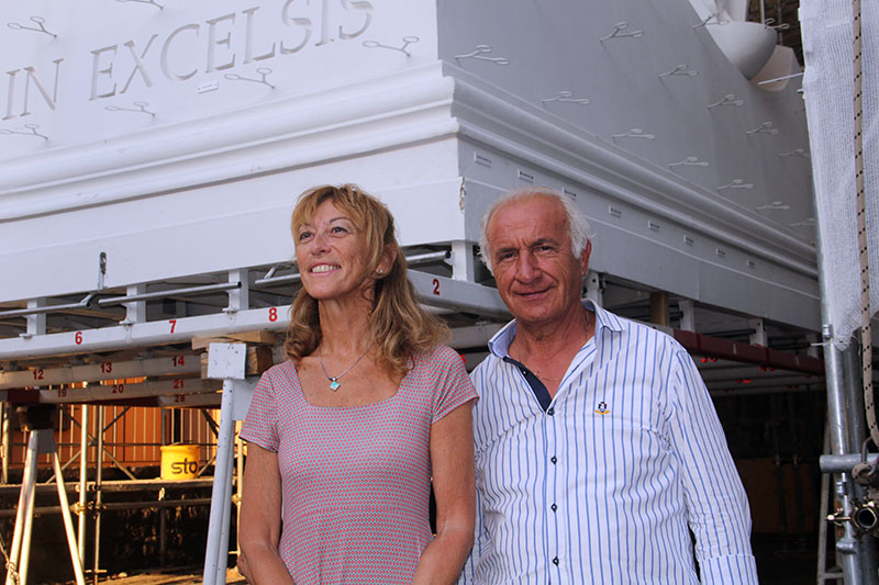 La statua della santa raggiunge la cima della Macchina