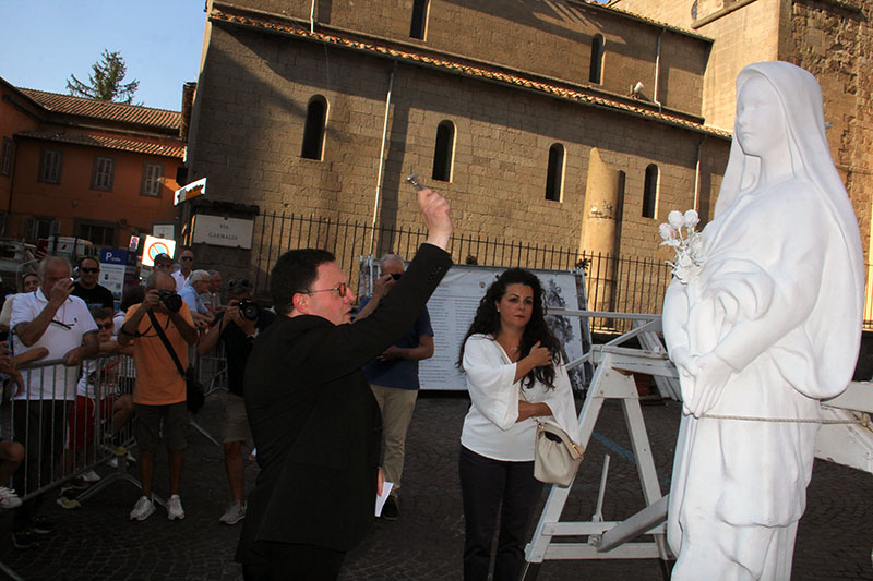 La statua della santa raggiunge la cima della Macchina