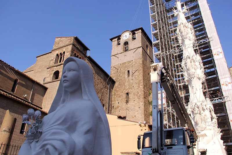 La statua della santa raggiunge la cima della Macchina