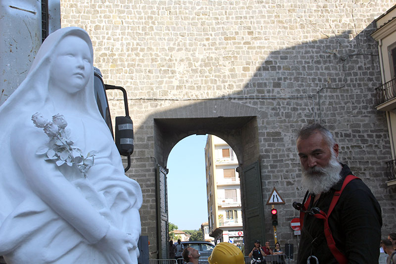 La statua della santa raggiunge la cima della Macchina