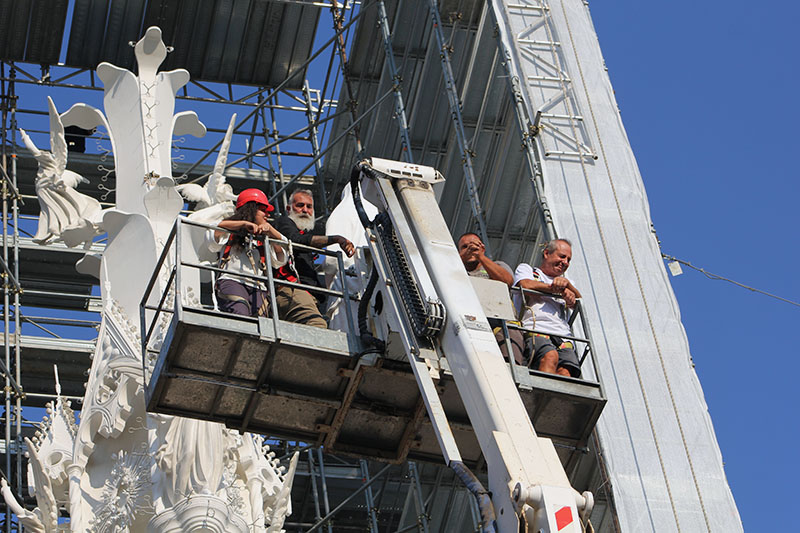 La statua della santa raggiunge la cima della Macchina