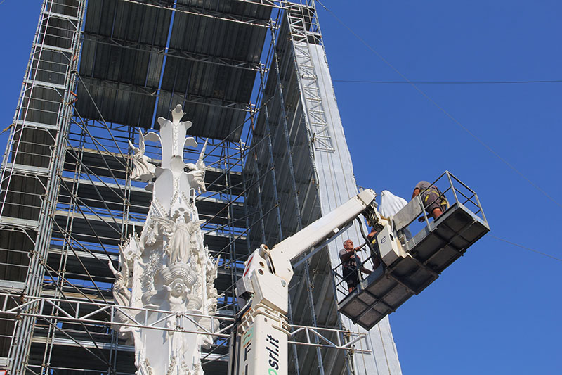 La statua della santa raggiunge la cima della Macchina