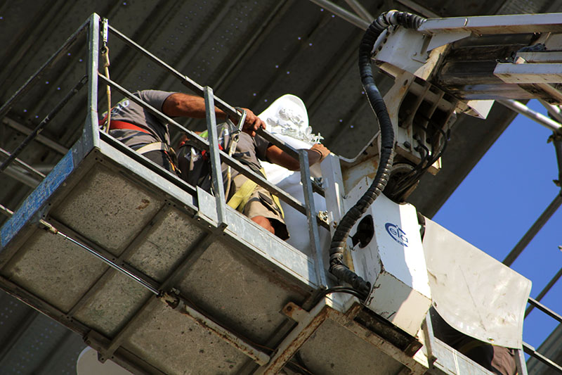 La statua della santa raggiunge la cima della Macchina