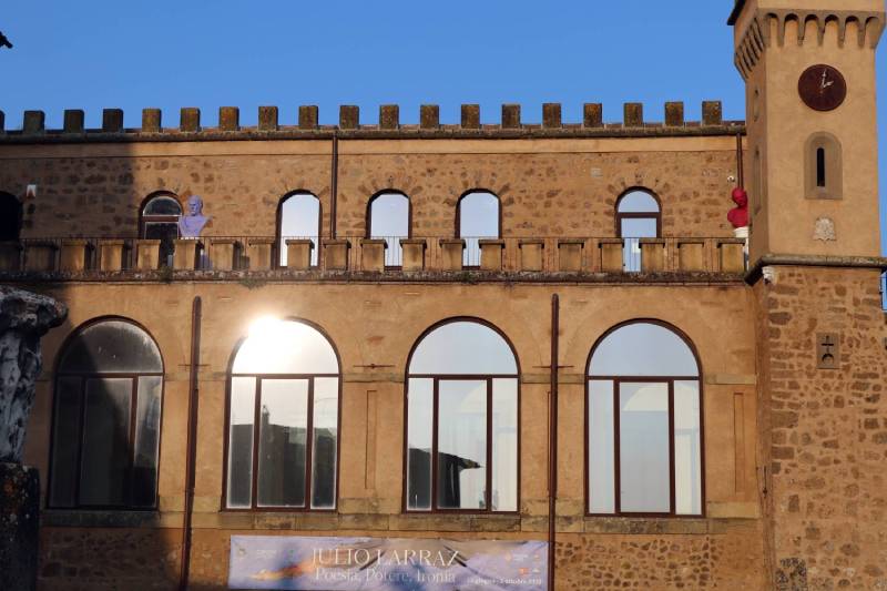 “Poesia, Potere, Ironia” Larraz inaugurazione