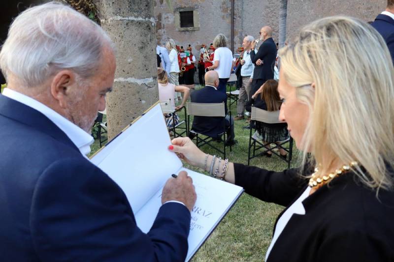 “Poesia, Potere, Ironia” Larraz inaugurazione